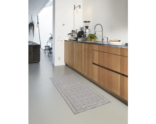 Interiérová fotografie kuchyně s vzorovaným kobercem