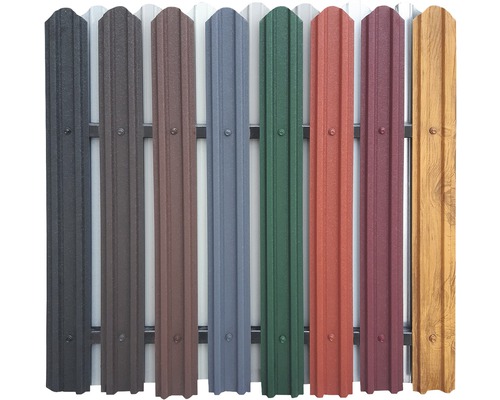 Různobarevné kovové plotové latě