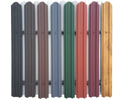 Kovový plot s různými barevnými variantami