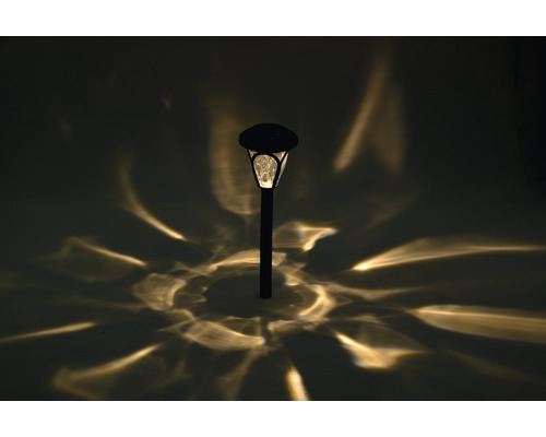Solární lampa do zahrady se světelnými efekty