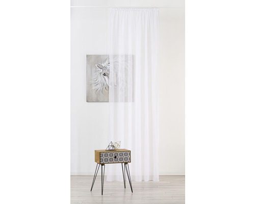 Světlá místnost s bílým záclonovým závěsem, obrazem a odkládacím stolkem.