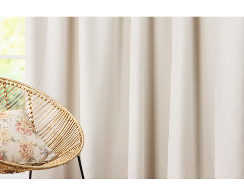 Dekorativní látkové šály před oknem s ratanovým křeslem