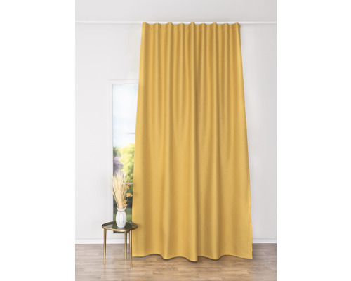 Žlutý okenní závěs