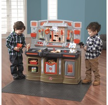 Dětská pracovní stolička se dvěma hrajícími si dětmi.