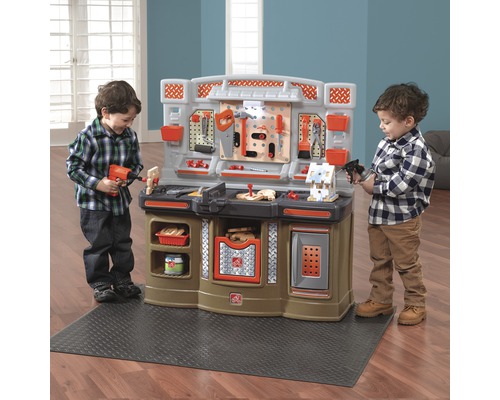 Dětská pracovní stolička se dvěma hrajícími si dětmi.