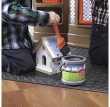 Dítě maluje domeček na hraní štětcem a kbelíkem barvy