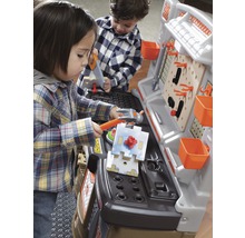 Děti si hrají s pracovní lavicí a nářadím