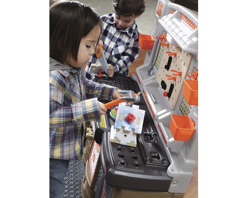 Děti si hrají s pracovní lavicí a nářadím