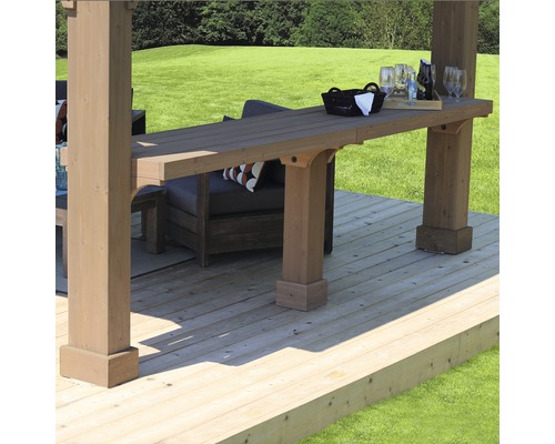 Detail dřevěného zahradního altánu s barovým stolem a posezením venku na terase.