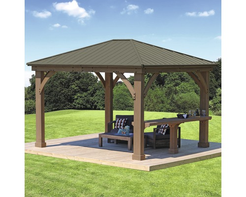 Pavilon s dřevěnými trámy a kovovou střechou na dřevěné terase v zahradě