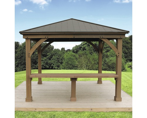 Altán s dřevěnými trámy a kovovou střechou na zahradě