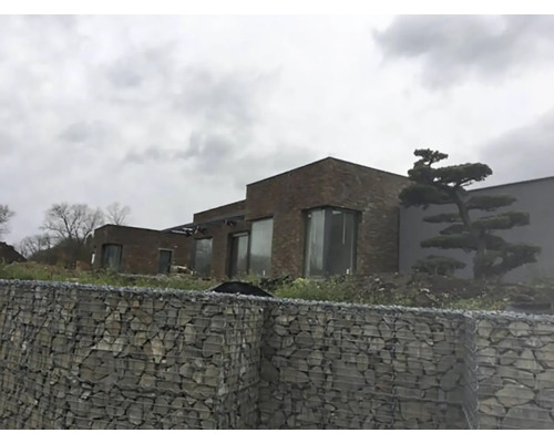 Moderní dům s gabionovou zdí a kamennou fasádou