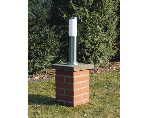 Zahradní lampa z nerezové oceli na cihlovém podstavci