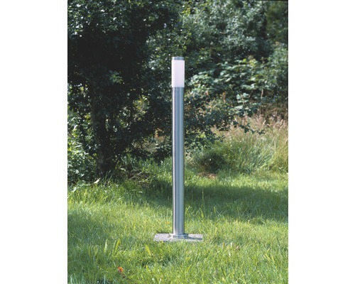 Zahradní lampa z kovu na trávníku