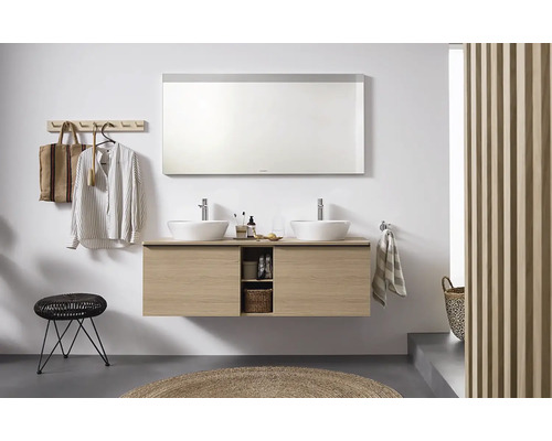 Moderní koupelna s dvojitým umyvadlem, zrcadlem a dřevěnými prvky.