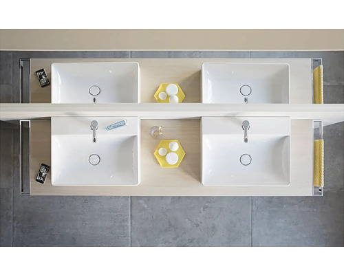 Koupelna se dvěma umyvadly a úložným prostorem