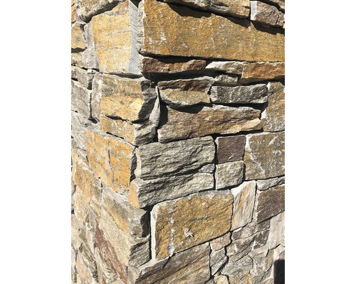 Detail suché zídky z přírodních kamenů