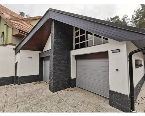 Pohled na budovu s dvojitou garáží a kamenným obkladem