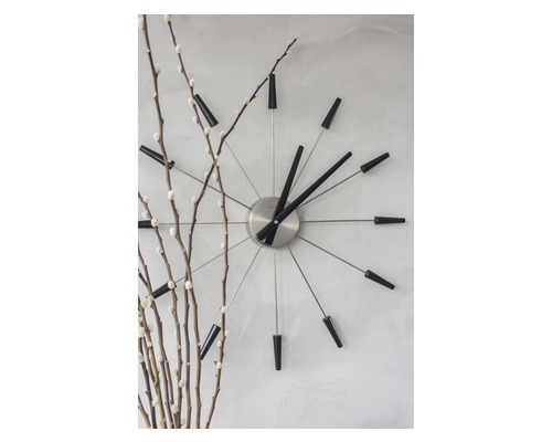 Nástěnné hodiny s ručičkami a kvetoucími větvemi