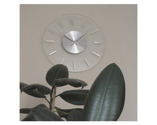 Skleněné nástěnné hodiny s rostlinami v místnosti
