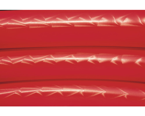 Detail červené zavlažovací hadice s trojúhelníkovým vzorem