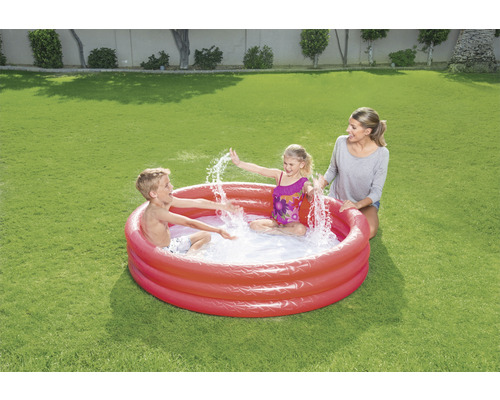 Rodina s brouzdalištěm na zahradě