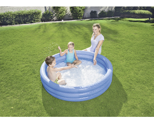 Nafukovací bazén s hrajícími si dětmi a ženou na zahradě