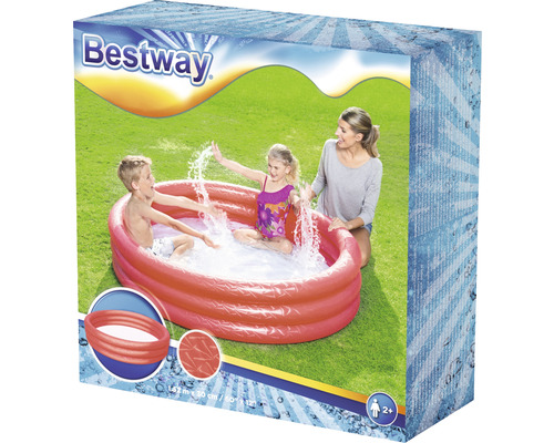 Balení dětského bazénku Bestway s dětmi na zahradě