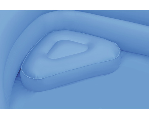 Detailní pohled na nafukovací sedací nábytek s integrovaným trojúhelníkovým polštářem