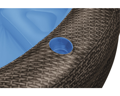 Detail vířivky s ratanovým obložením a držákem nápojů