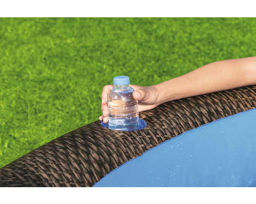 Láhev s vodou v držáku nápojů nafukovacího bazénu