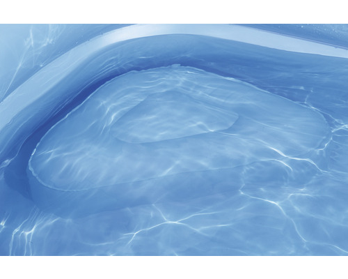 Detailní záběr bazénu s vodou a vestavěným schodištěm