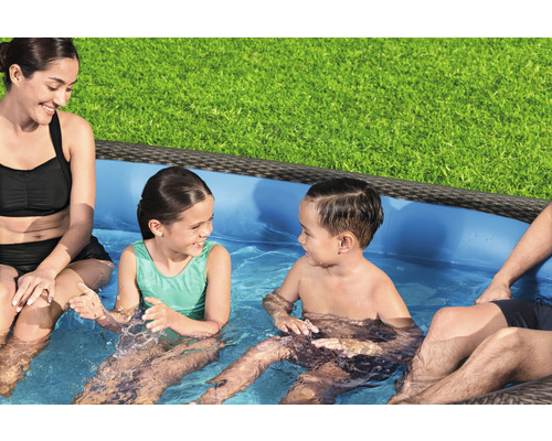 Rodina si užívá rámový bazén na zahradě