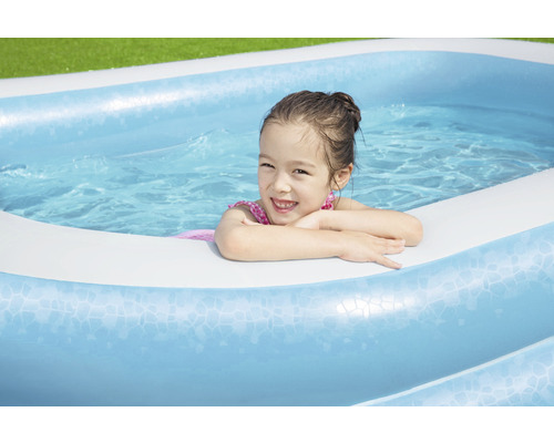 Dívka v nafukovacím bazénu na zahradě