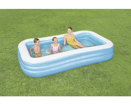 Nafukovací rodinný bazén na zahradě s hrajícími si lidmi