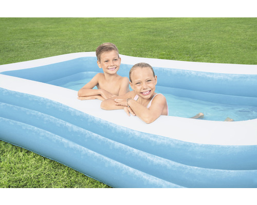 Děti ve venkovním nafukovacím obdélníkovém bazénu