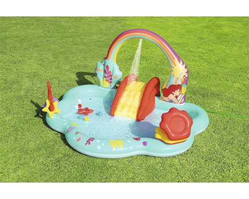 Nafukovací brouzdaliště se skluzavkou a vodním postřikovačem na zahradě