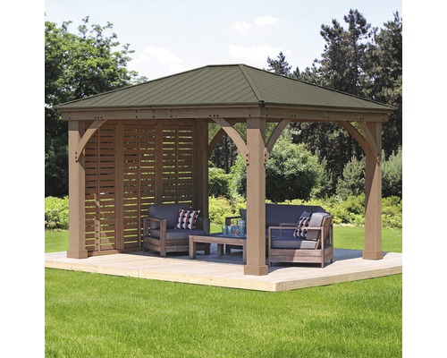 Dřevěný zahradní altán s nábytkem