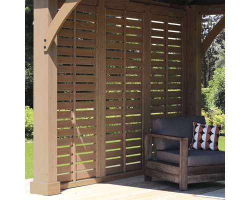 Dřevěný zahradní altán s lamelovou stěnou a posezením