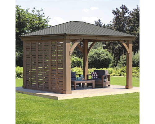 Dřevěný zahradní altán s lamelovou stěnou a posezením na zahradě