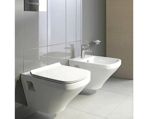 Závěsná toaleta a bidet v koupelně