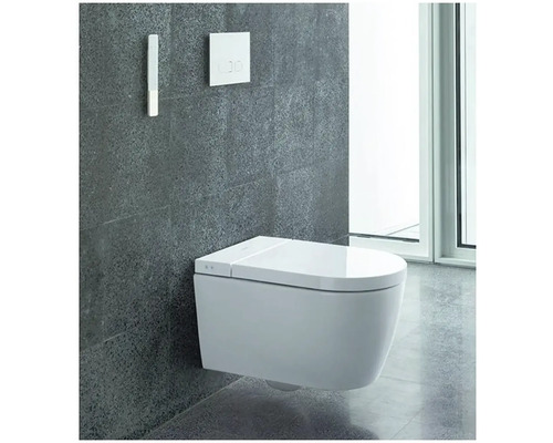 Závěsná sprchová toaleta se splachovací nádrží a ovládacím panelem v koupelně.