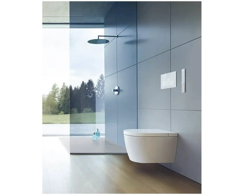 Moderní koupelna se závěsným WC, dešťovou sprchou a velkým oknem