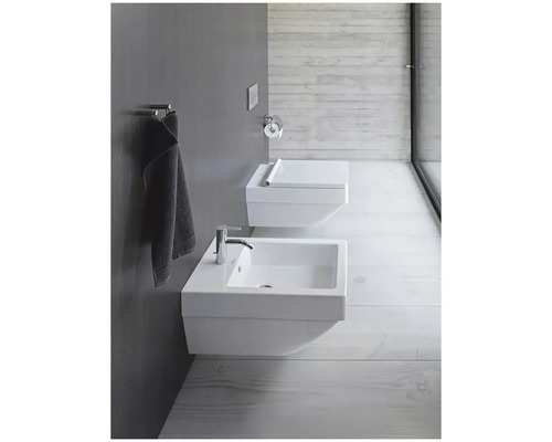 Moderní koupelna s nástěnným záchodem, bidetem a držákem na ručníky