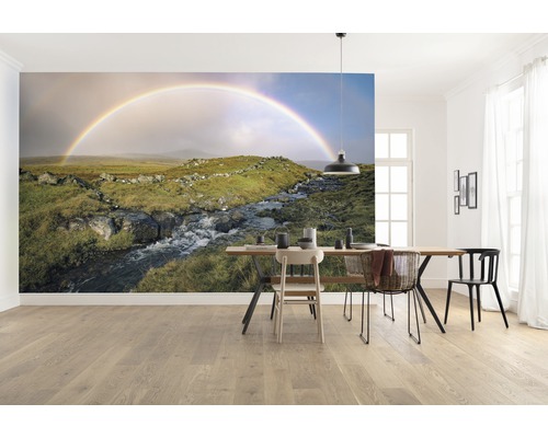 Světlá místnost s fototapetou duhy nad krajinou