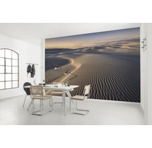 Obývací pokoj s fototapetou s motivem písečných dun, která vytváří klidnou atmosféru.