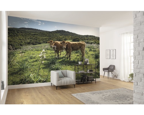 Obývací pokoj s fototapetou s krávami na louce před zalesněným kopcem