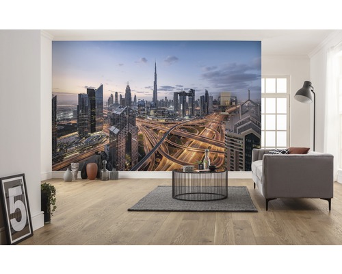 Obývací pokoj s fototapetou s výhledem na město Dubaj s mrakodrapy a dálnicemi v noci