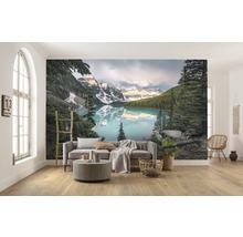 Obývací pokoj s fototapetou zobrazující horské jezero a horskou krajinu