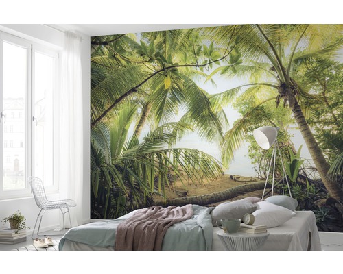 Ložnice s fototapetou s motivem palem pro tropickou atmosféru